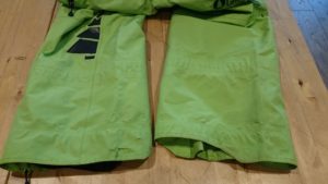 pantalon de ski vert troué à cause des coups de carres