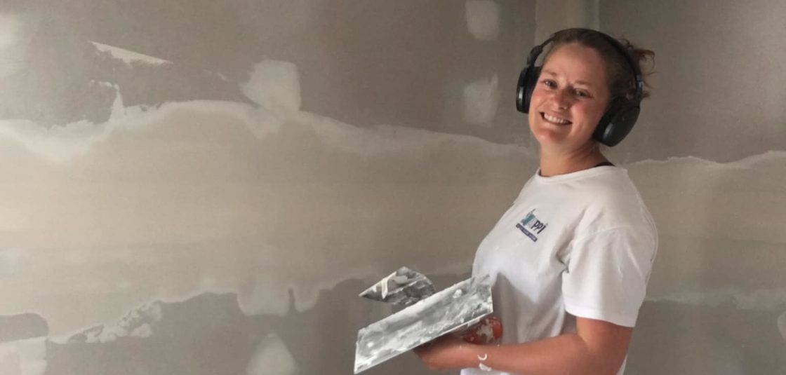 Maïa en train de refaire les joints dans les nouveaux locaux de la clinique du chausson et du matos à grenoble