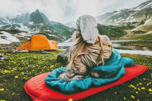 randonneuse en bivouac avec sa tente; son thermarest, son sac de couchage et son duvet